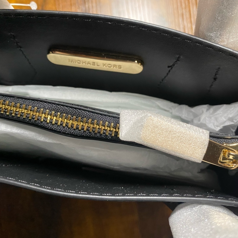 Michael Kors medium Mercer purse in black - Picture 6 of 7